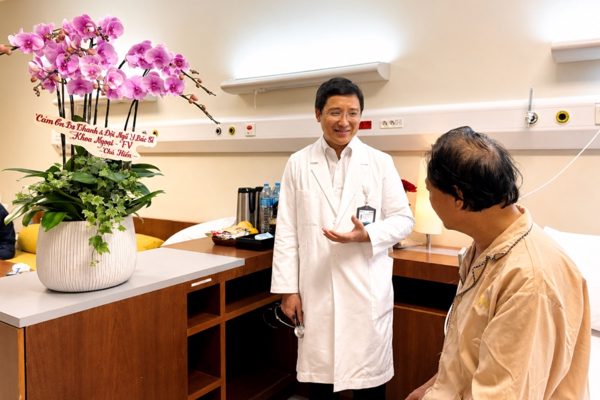 Robot cắt u phổi cho bệnh nhân ngưng thuốc chống đông, ca mổ chỉ mất 10ml máu