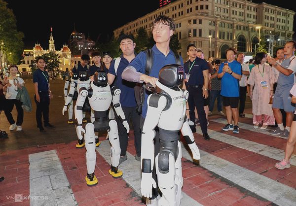 Robot đánh cờ, nhảy múa trên phố đi bộ Nguyễn Huệ