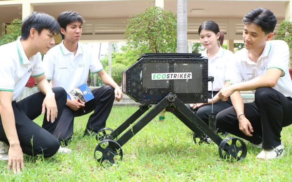 Robot diệt cỏ bằng laser lập ‘cú đúp’ quán quân