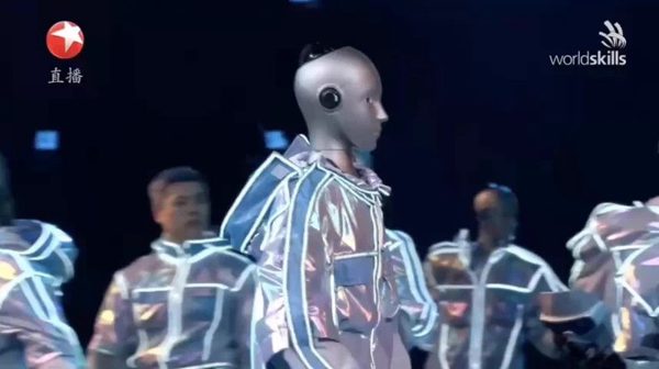 Robot hình người biểu diễn cùng các vũ công trên sân khấu WorldSkills 2026