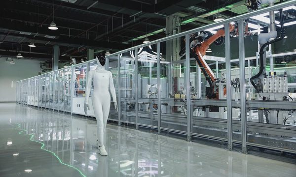 Robot hình người đầu tiên tự bước ra từ dây chuyền sản xuất