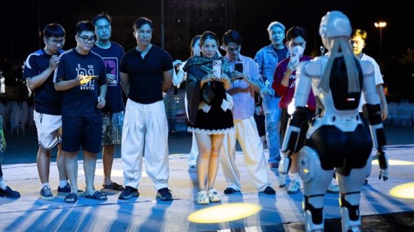 Robot hình người đồng diễn cùng thí sinh trong đêm chung kết Miss Galaxy Vietnam 2026