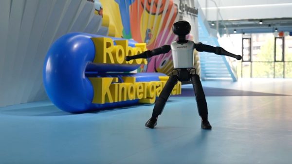 Robot hình người học cách đứng dậy sau những lần mắc lỗi ở Bắc Kinh