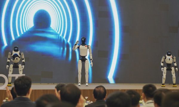 'Robot hình người ở Việt Nam chủ yếu dùng để trình diễn'