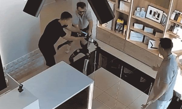 Robot hình người 'tấn công' khách khi bị đẩy