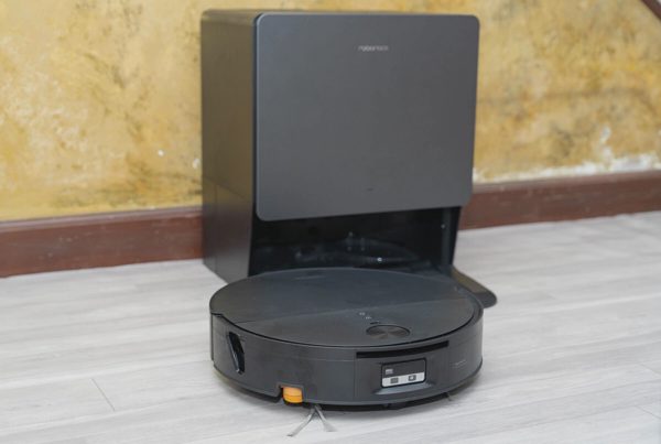Robot lau nhà cao cấp đầu tiên của Roborock dùng giẻ lau con lăn