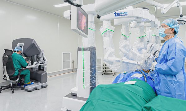 Robot phẫu thuật cắt u trực tràng cho người phụ nữ