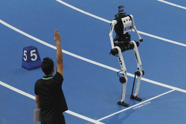 Robot Trung Quốc phá kỷ lục chạy 100m nhanh nhất thế giới của con người