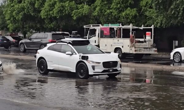 Robotaxi sợ nước