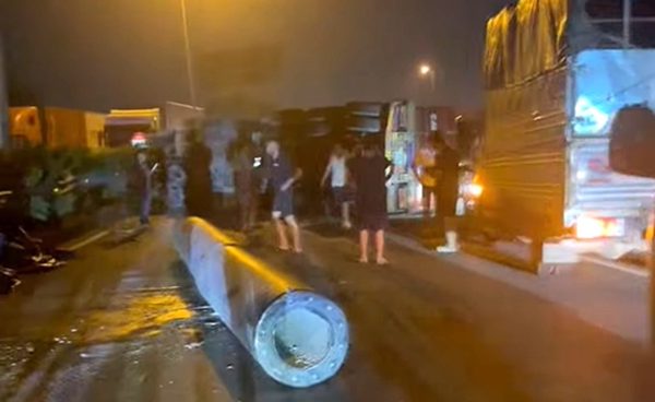 Rơi cột bê tông khiến 3 ô tô tông liên hoàn, quốc lộ 5 ùn tắc kéo dài trong đêm