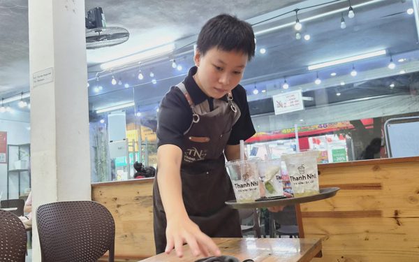 Rời trại mồ côi về nhặt ve chai cùng ngoại nay Như đậu Đại học Huế, mỗi đêm chạy bàn 6 tiếng