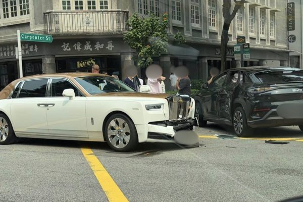 Rolls-Royce Phantom bung cản trước, rơi biển số sau khi va chạm với xe BYD