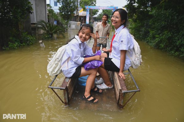 "Rốn lũ" Hà Nội ngập sâu, học sinh vẫn lội nước, ngồi xe kéo đến trường