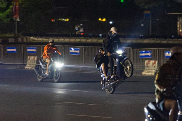 Rợn người cảnh hàng loạt 'quái xế' bốc đầu, đánh võng xe trên đường phố Hà Nội