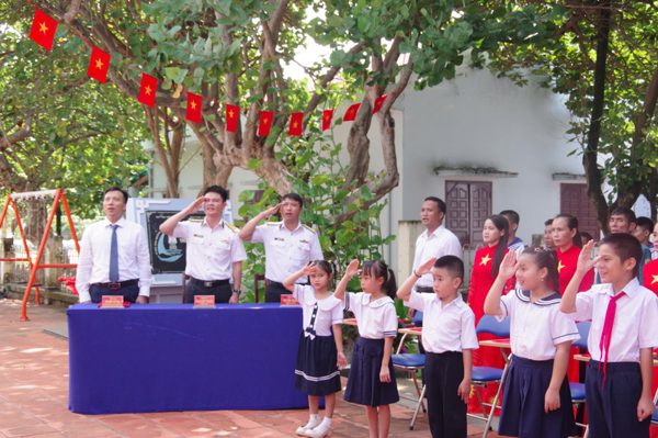 Rộn ràng khai giảng giữa trùng khơi Trường Sa