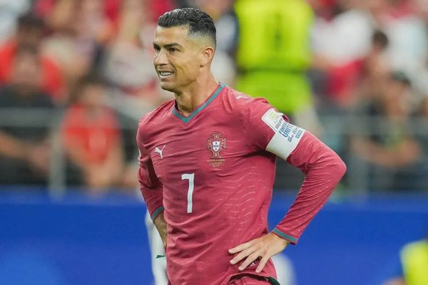 Ronaldo áp đảo Messi ở cuộc đua "Quả bóng vàng mọi thời đại"