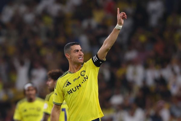 Ronaldo cán mốc 980 bàn thắng, Al Nassr áp sát ngôi đầu