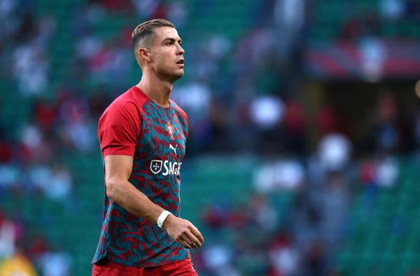 Ronaldo chớp mắt kiếm đủ tiền nộp phạt, bị đình chỉ vẫn ra sân đủ số trận