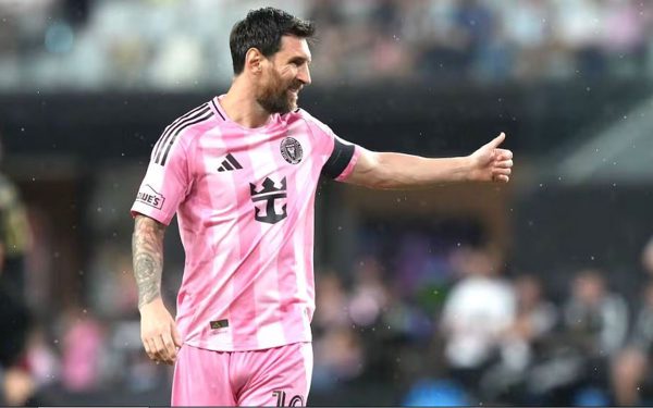 Ronaldo 'đứng hình' ở 979 bàn, Messi ghi bàn thắng thứ 928