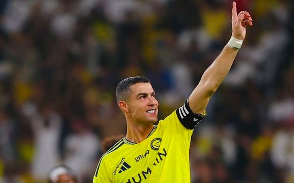 Ronaldo ghi bàn giữa ồn ào ở đội tuyển Bồ Đào Nha