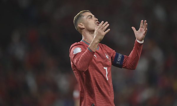 Ronaldo im tiếng trong chiến thắng của Bồ Đào Nha