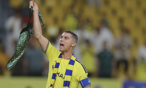 Ronaldo thể hiện tình cảm với Arab Saudi