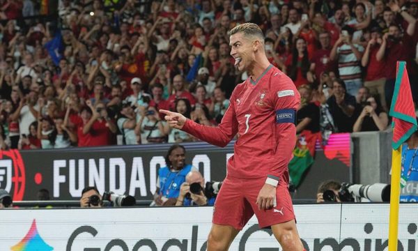 Ronaldo thích bài viết chỉ trích HLV Jesus