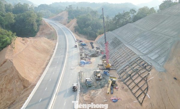 Rốt ráo thi công các hạng mục cuối trên cao tốc Hữu Nghị - Chi Lăng