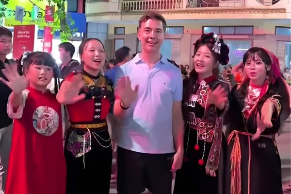 Rủ khách Tây quay TikTok, cô gái Tuyên Quang bất ngờ đó là Đại sứ EU