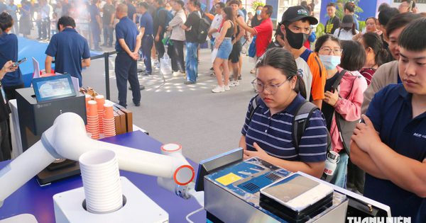 Rủ nhau ra phố đi bộ uống cà phê miễn phí do robot pha chế