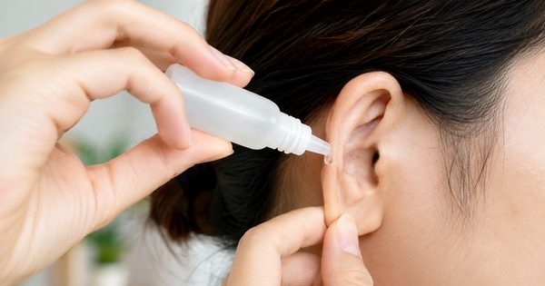 Rửa tai bằng oxy già có được không bác sĩ?