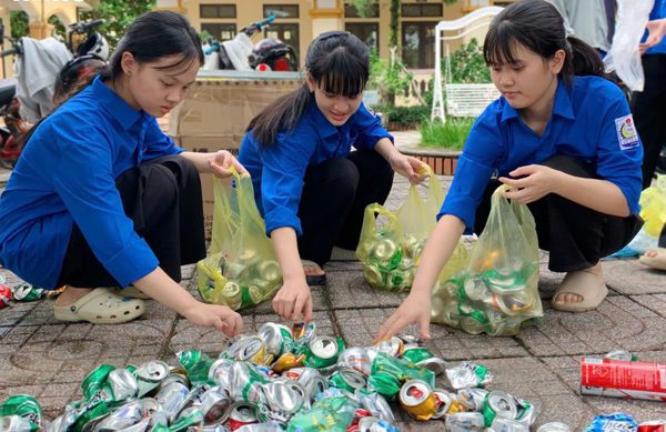 Rửa xe, nhặt phế liệu gây quỹ tặng quà Trung thu cho trẻ em