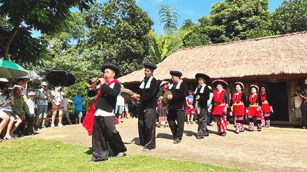 Rực rỡ sắc Dao đón Tết Độc lập