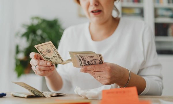 Rủi ro của 'ngân hàng bố mẹ' khi cho con vay tiền mua nhà