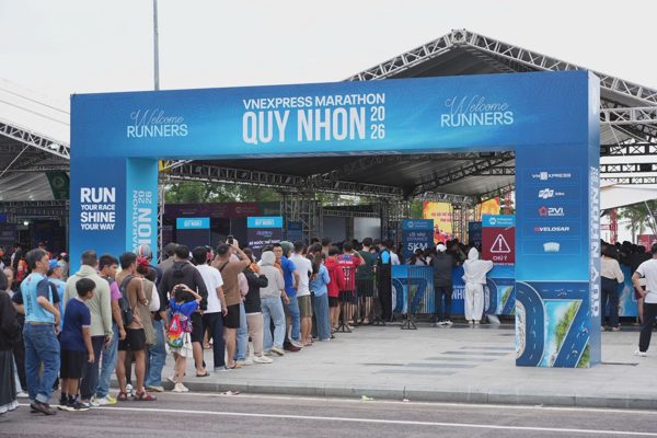 Runner xếp hàng chờ nhận Bib VnExpress Marathon Quy Nhơn mùa 7