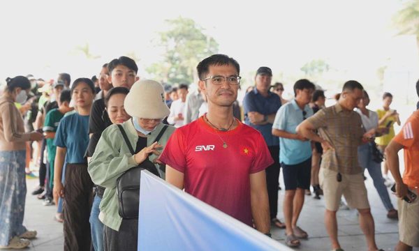 Runner xếp hàng nhận bib trong lần đầu VnExpress Marathon đến Vũng Tàu