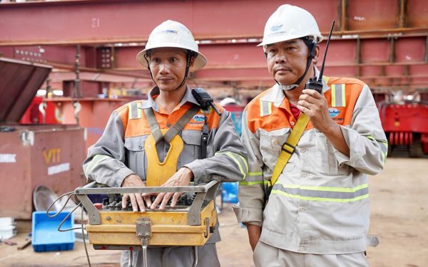Rút siêu sà lan cùng hệ khung đỡ 2.000 tấn sau hợp long cầu đi bộ qua sông Sài Gòn