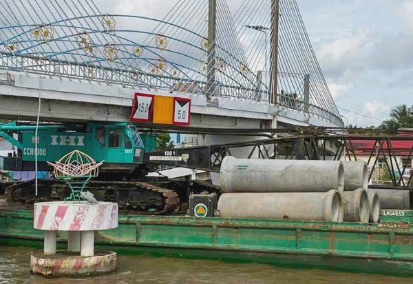 Sà lan chở cần cẩu va cầu ở Cà Mau, nhịp giữa lệch 60cm, phải dừng lưu thông