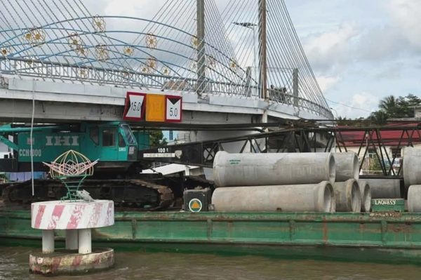 Sà lan chở xe cẩu va chạm làm lệch nhịp cầu ở Cà Mau