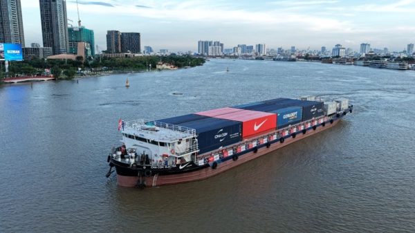 Sà lan điện mở hướng giảm phát thải trong chuỗi logistics