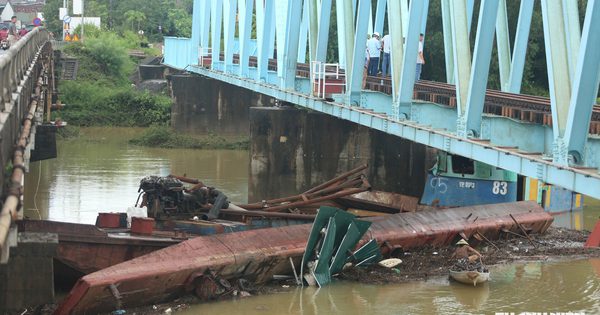Sà lan mắc kẹt ở cầu đường sắt Mỹ Chánh: Cần 4 - 5 ngày để trục vớt