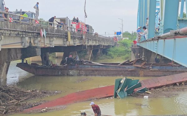 Sà lan to nhất thoát khỏi vị trí mắc kẹt dưới cầu đường sắt Mỹ Chánh