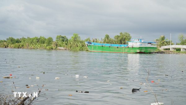 Sà lan với 2.000 lít dầu mắc cạn tại vùng biển Lâm Đồng