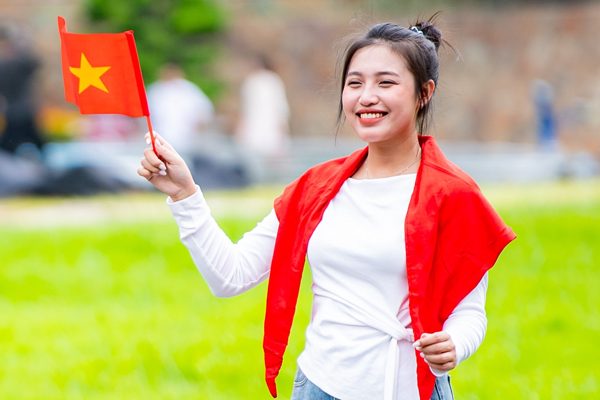Sắc đỏ phủ kín phố phường, người dân rộn ràng đón Quốc khánh 2/9