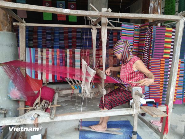 Sắc màu thổ cẩm của dân tộc Thái - từ nghề truyền thống đến sản phẩm du lịch