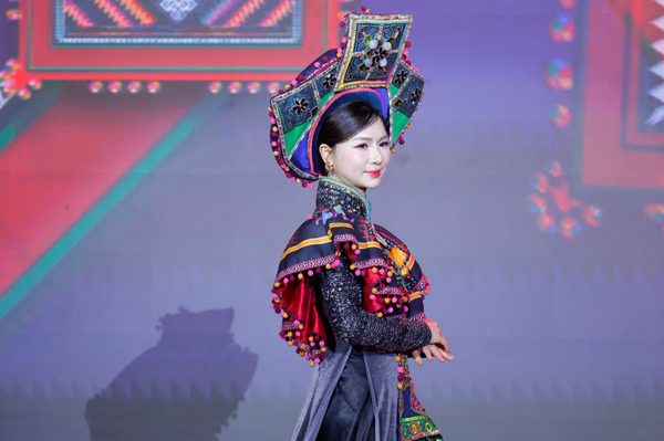 Sắc vóc các nữ Công an Hà Nội khi trình diễn dân vũ với áo dài