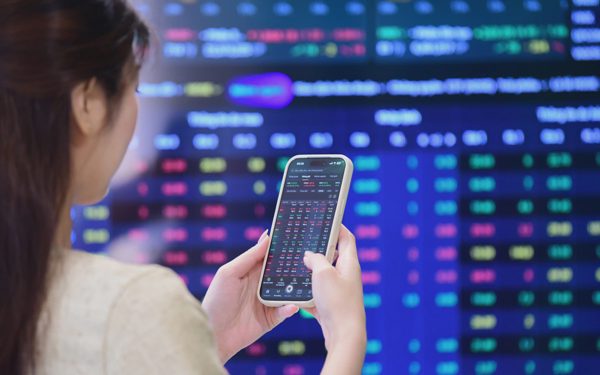 Sắc xanh lan tỏa kéo VN-Index tăng 7 điểm, thanh khoản èo uột