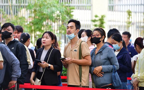 Sách giáo khoa vẫn thiếu, phụ huynh xếp hàng từ 4h sáng, chạy 7-10 nhà sách