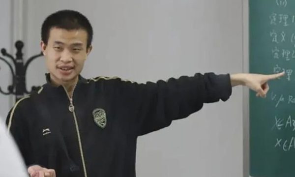 Sách toán của thiên tài lập dị 'cháy hàng' ở Trung Quốc