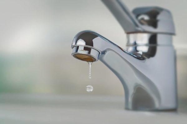 Sai lầm khi vặn vòi nước khiến bồn rửa phòng tắm nhanh hỏng